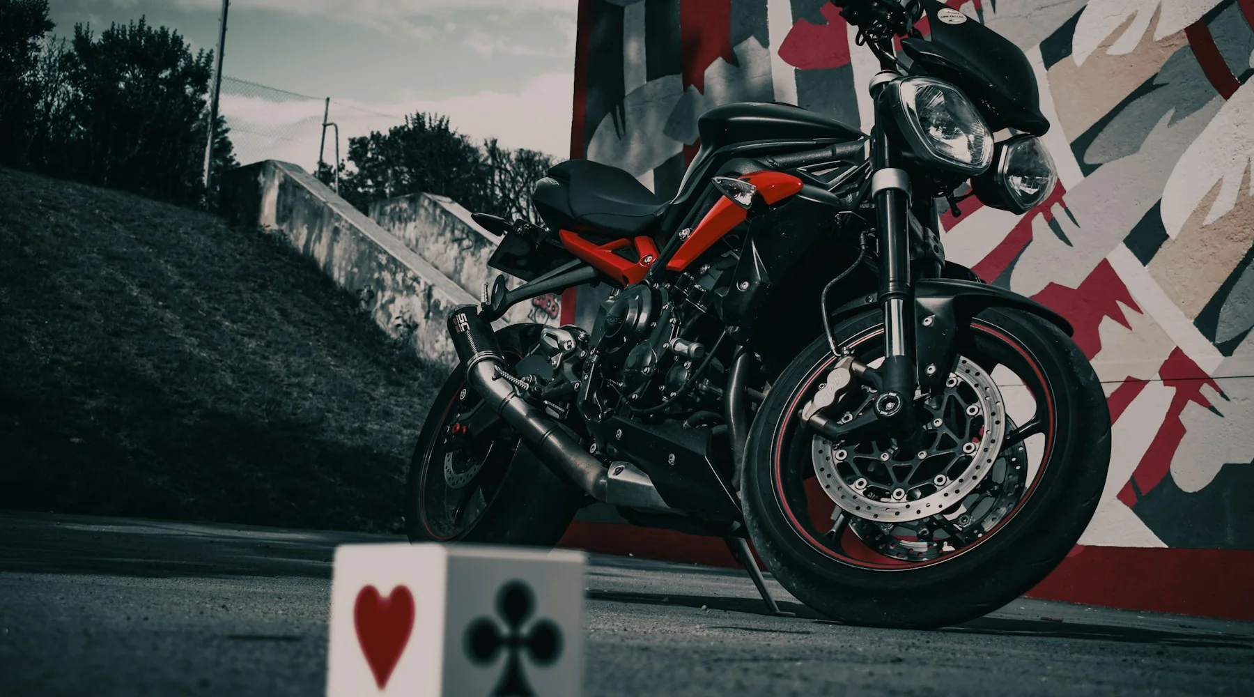 Motocicleta negra y roja preparada para rodar