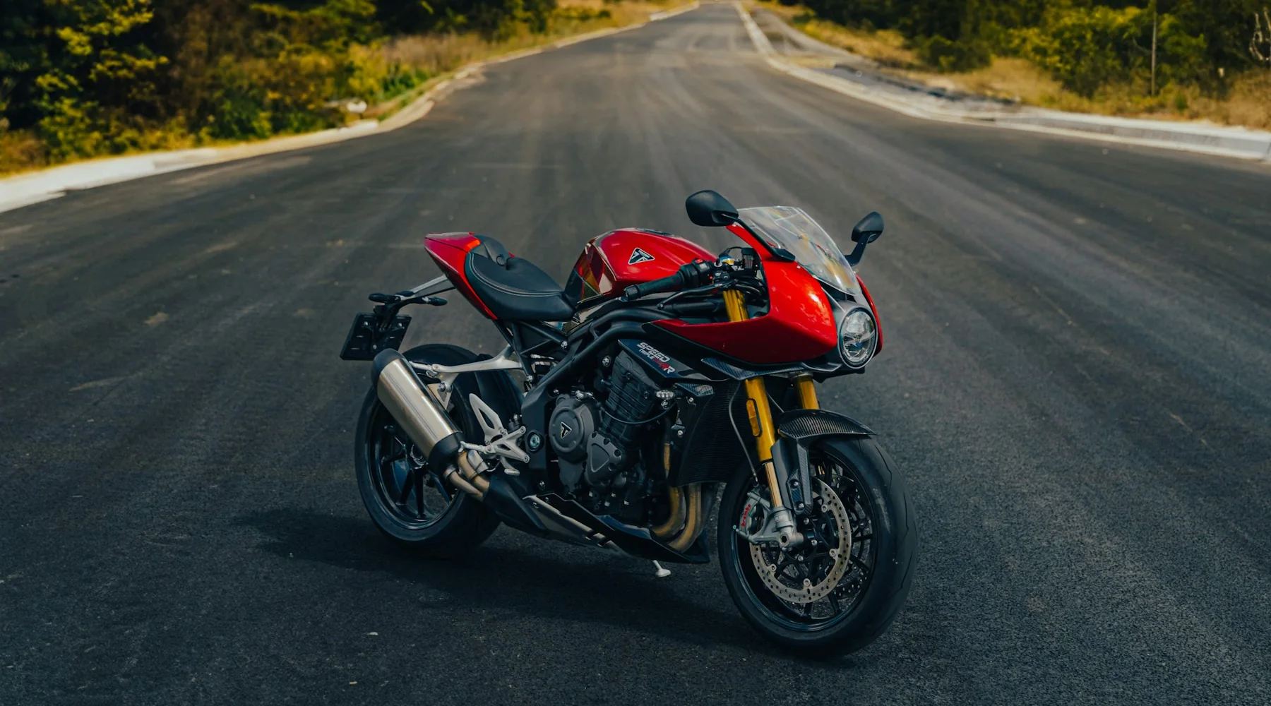 Dos motocicletas estacionadas en una carretera