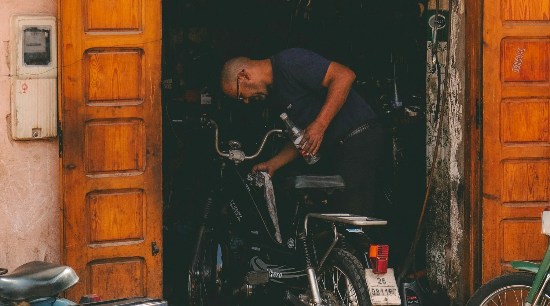 Mecánico trabajando en una motocicleta dentro de un taller